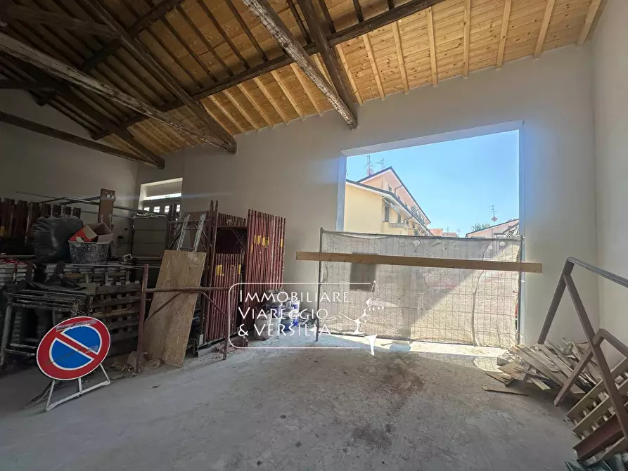 Immagine 3 di Magazzino in affitto  in Virgilio 20 a Viareggio