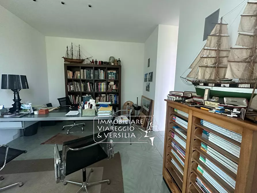 Immagine 19 di Capannone industriale in vendita  in via dei Carpentieri a Camaiore