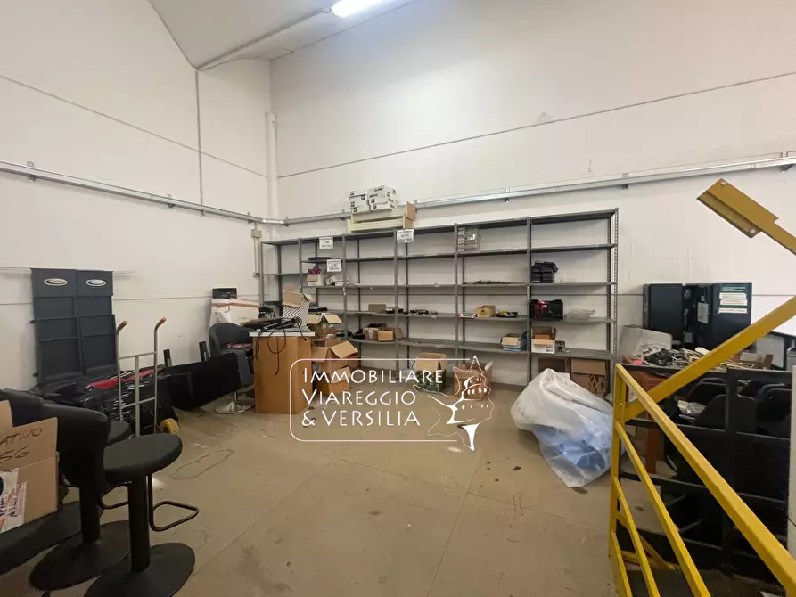 Immagine 3 di Magazzino in vendita  in via Libeccio 47 a Viareggio