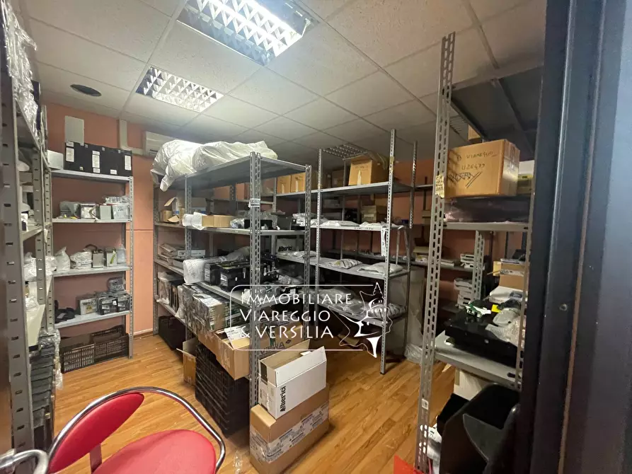 Immagine 6 di Magazzino in vendita  in via Libeccio 47 a Viareggio
