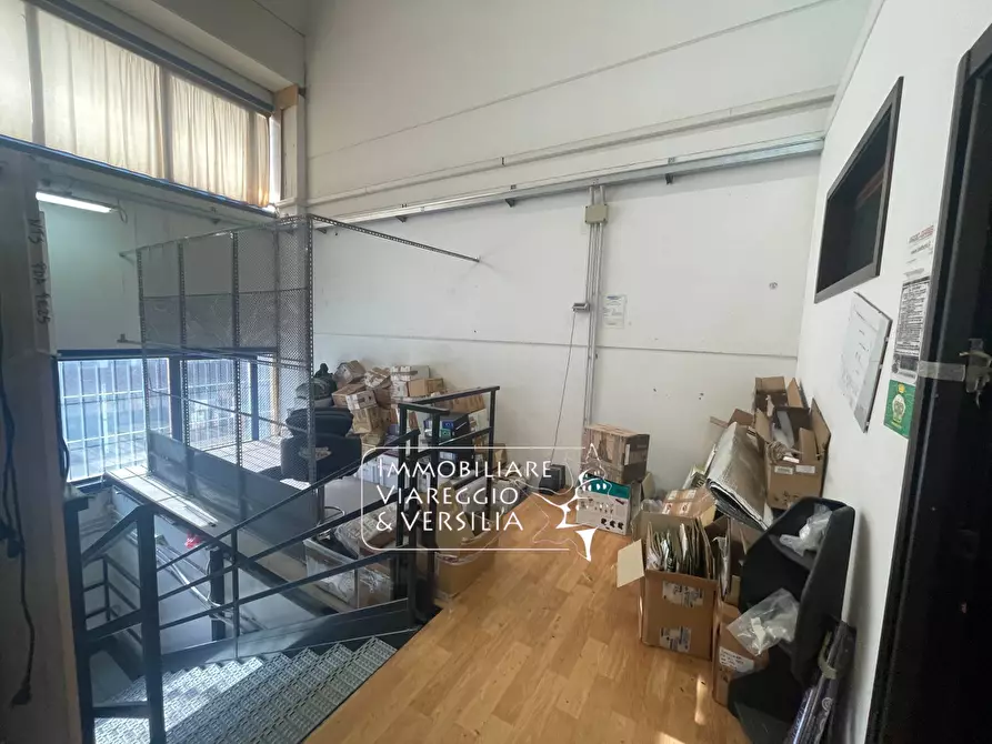Immagine 2 di Magazzino in vendita  in via Libeccio 47 a Viareggio