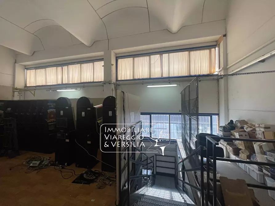 Immagine 8 di Magazzino in vendita  in via Libeccio 47 a Viareggio