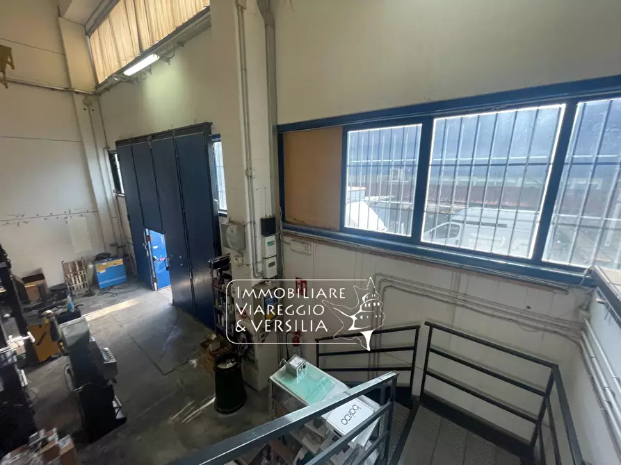 Immagine 10 di Magazzino in vendita  in via Libeccio 47 a Viareggio