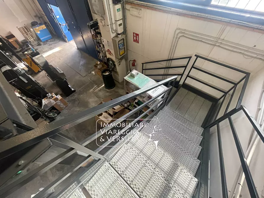 Immagine 11 di Magazzino in vendita  in via Libeccio 47 a Viareggio
