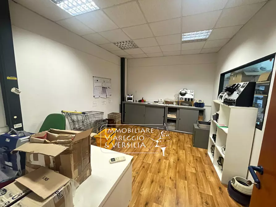 Immagine 12 di Magazzino in vendita  in via Libeccio 47 a Viareggio