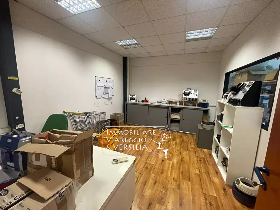 Immagine 13 di Magazzino in vendita  in via Libeccio 47 a Viareggio