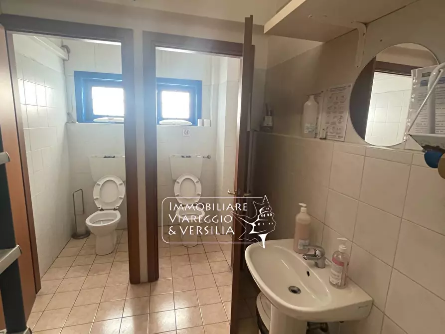 Immagine 15 di Magazzino in vendita  in via Libeccio 47 a Viareggio