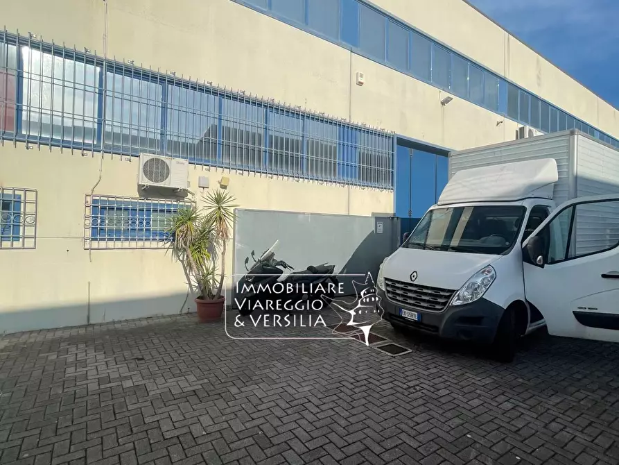 Immagine 1 di Magazzino in vendita  in via Libeccio 47 a Viareggio