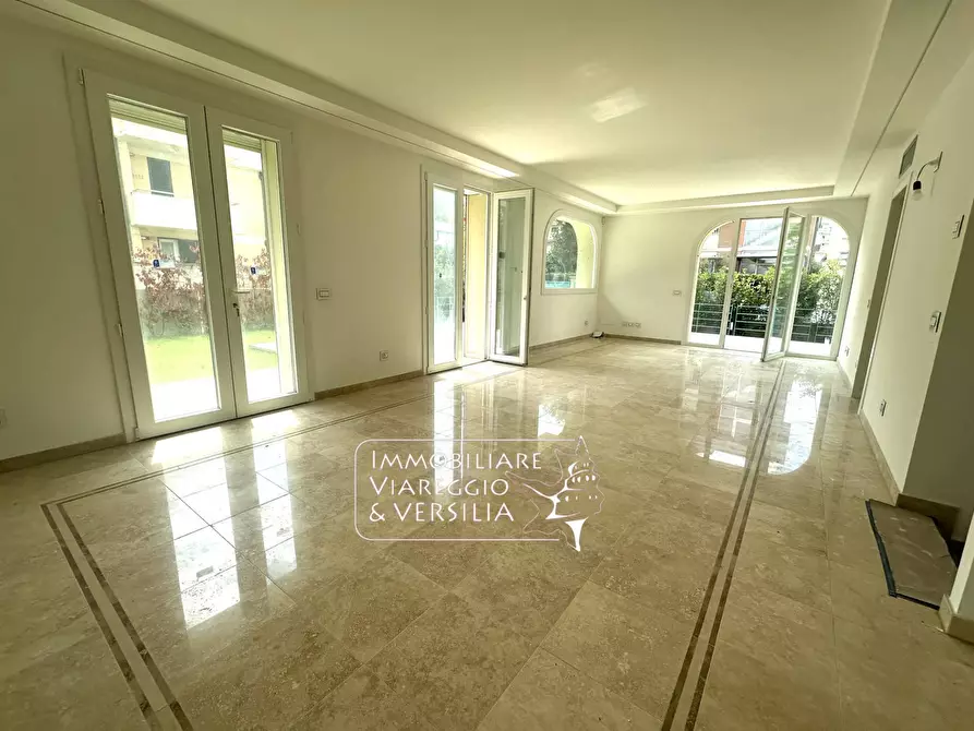 Immagine 5 di Appartamento in vendita  in via Digione a Viareggio