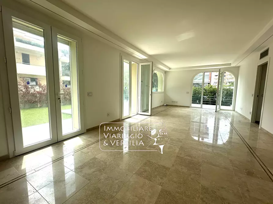 Immagine 2 di Appartamento in vendita  in via Digione a Viareggio