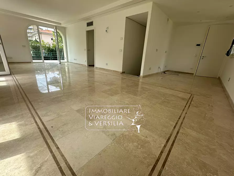 Immagine 6 di Appartamento in vendita  in via Digione a Viareggio