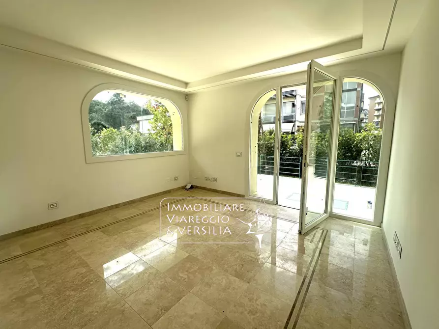 Immagine 3 di Appartamento in vendita  in via Digione a Viareggio