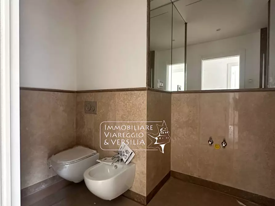 Immagine 10 di Appartamento in vendita  in via Digione a Viareggio