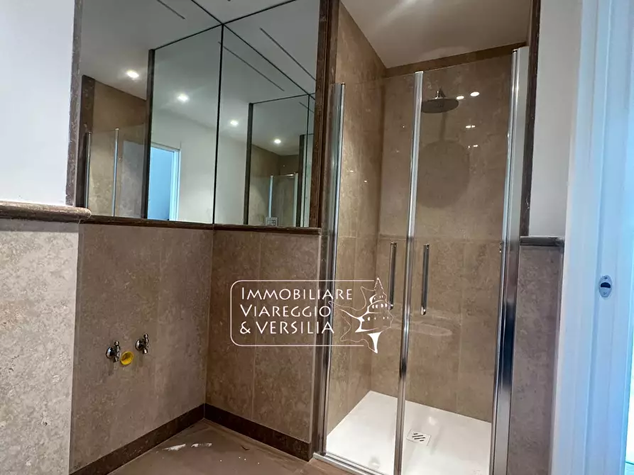 Immagine 11 di Appartamento in vendita  in via Digione a Viareggio