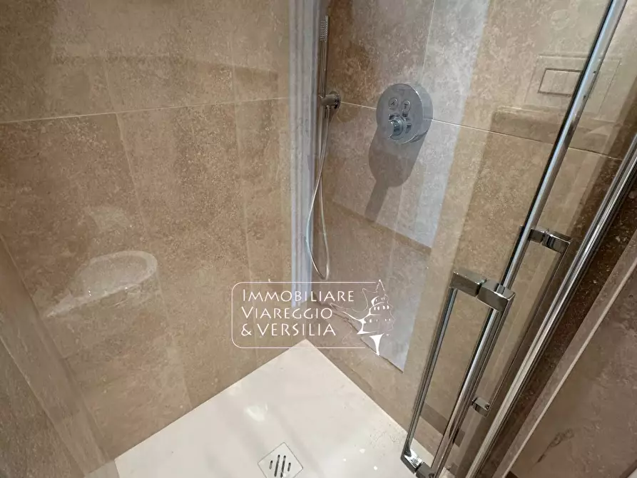 Immagine 12 di Appartamento in vendita  in via Digione a Viareggio