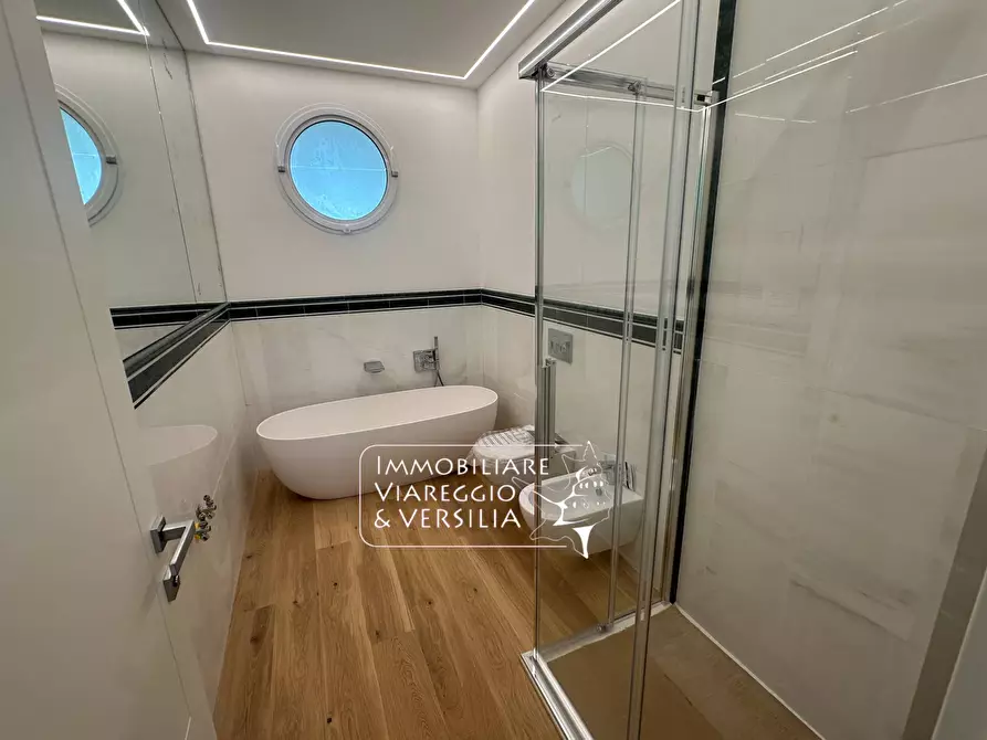 Immagine 4 di Appartamento in vendita  in via Digione a Viareggio