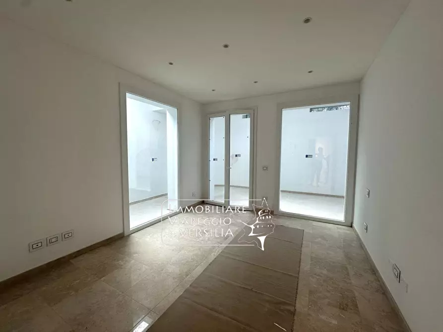 Immagine 21 di Appartamento in vendita  in via Digione a Viareggio