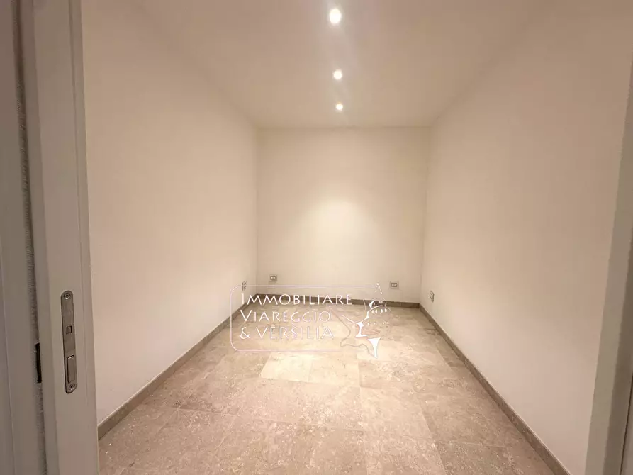 Immagine 28 di Appartamento in vendita  in via Digione a Viareggio