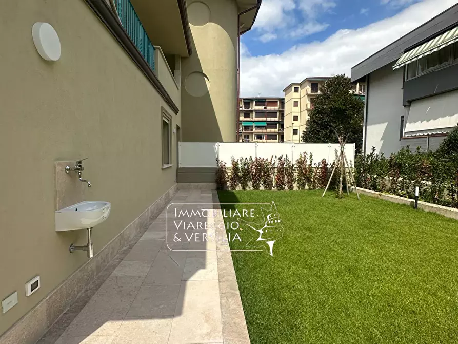 Immagine 35 di Appartamento in vendita  in via Digione a Viareggio