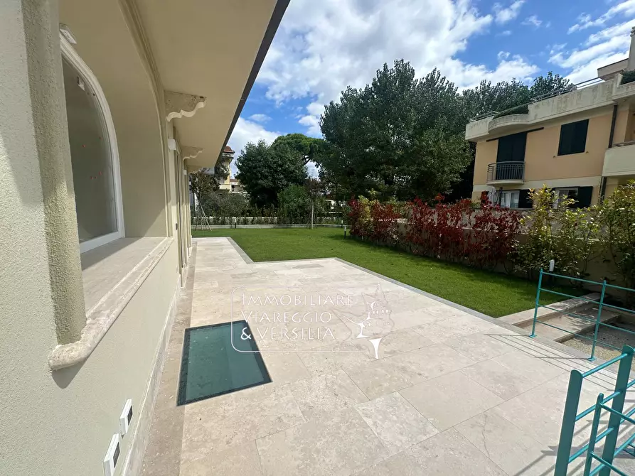 Immagine 36 di Appartamento in vendita  in via Digione a Viareggio