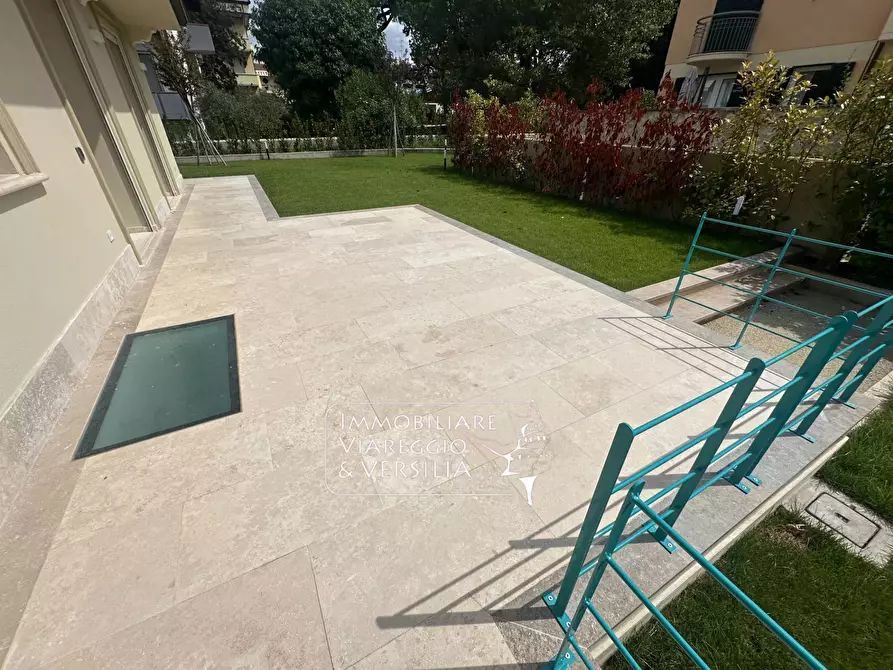 Immagine 37 di Appartamento in vendita  in via Digione a Viareggio