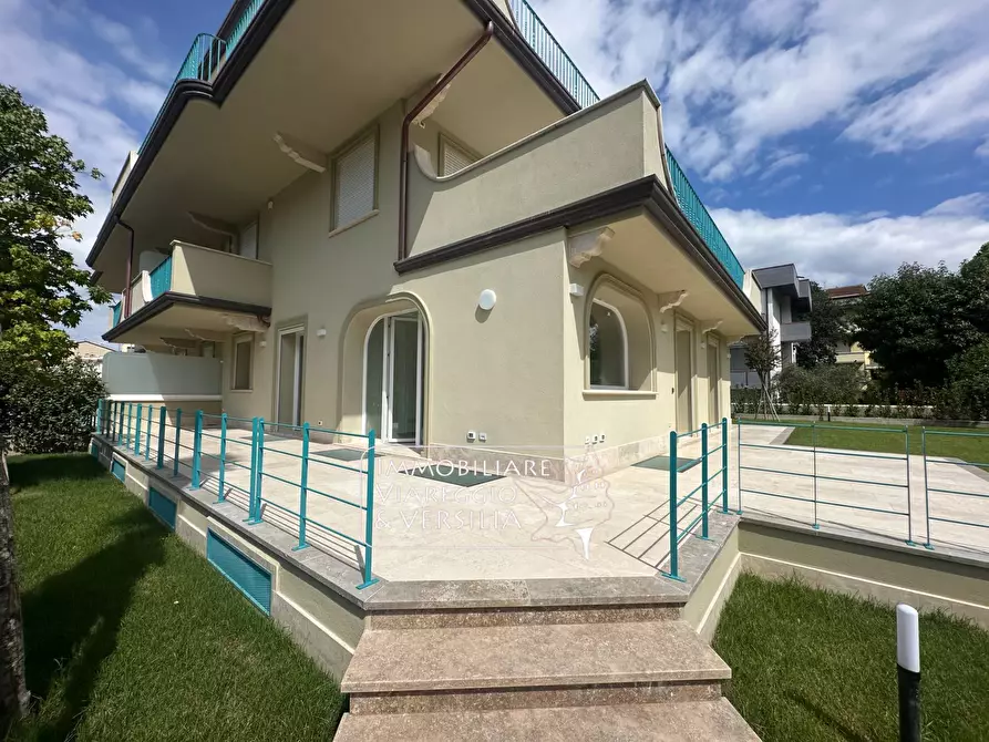 Immagine 38 di Appartamento in vendita  in via Digione a Viareggio