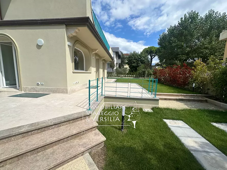 Immagine 39 di Appartamento in vendita  in via Digione a Viareggio