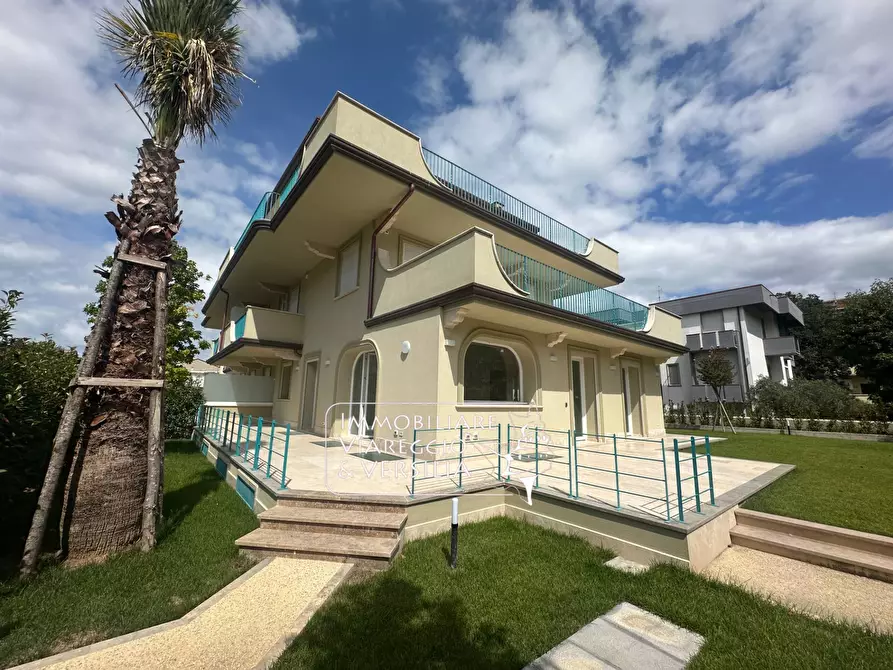 Immagine 1 di Appartamento in vendita  in via Digione a Viareggio