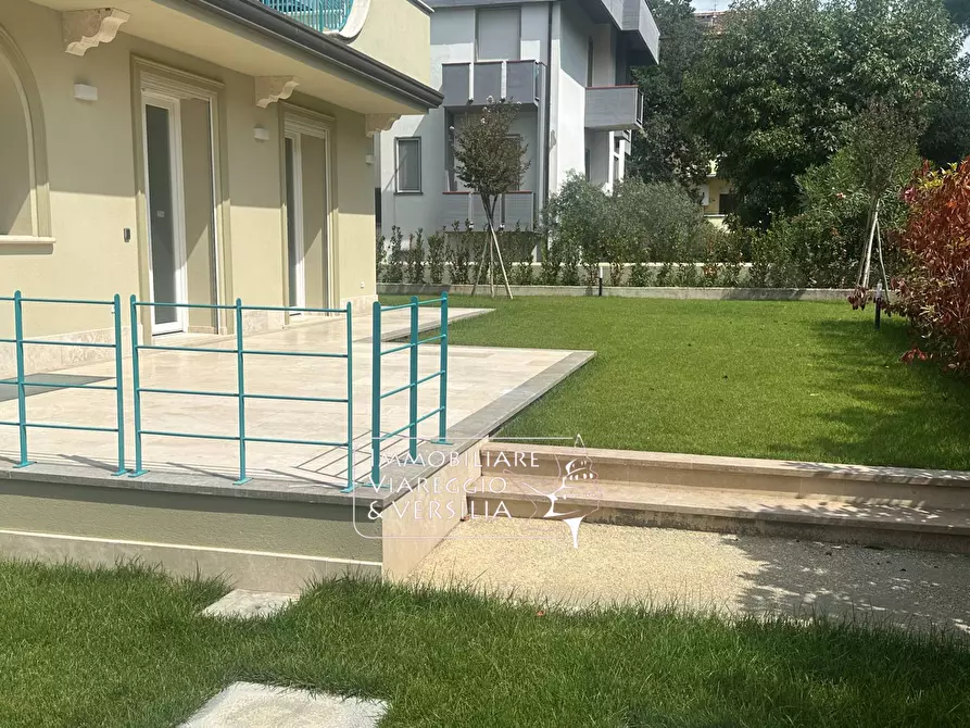 Immagine 40 di Appartamento in vendita  in via Digione a Viareggio