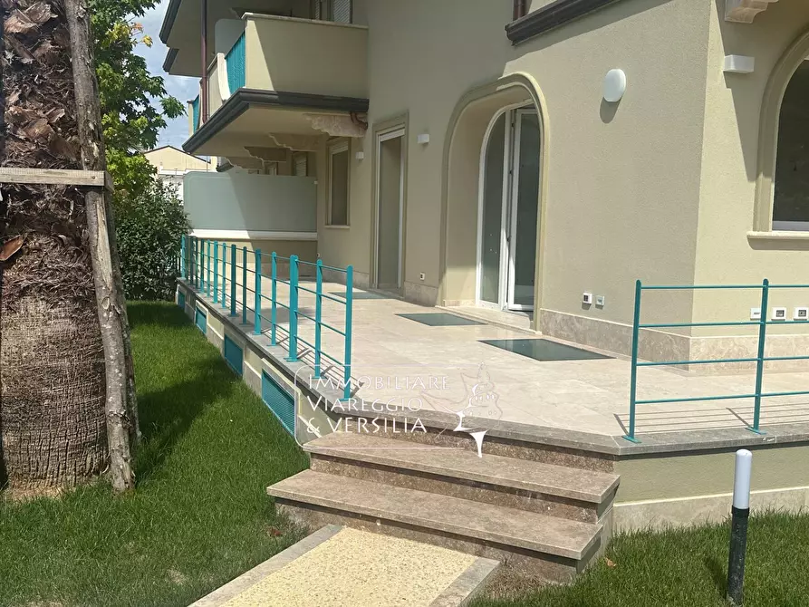 Immagine 42 di Appartamento in vendita  in via Digione a Viareggio