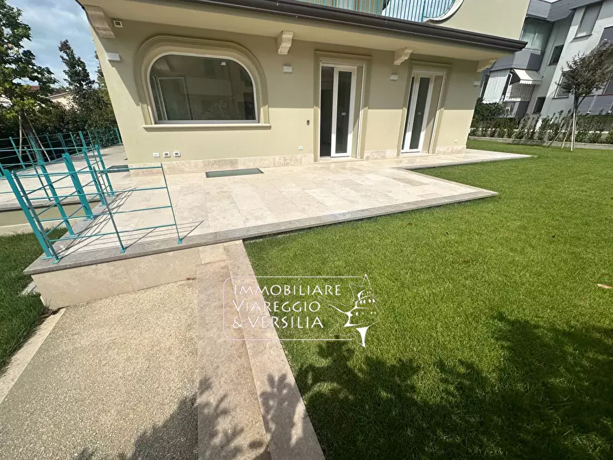 Immagine 43 di Appartamento in vendita  in via Digione a Viareggio