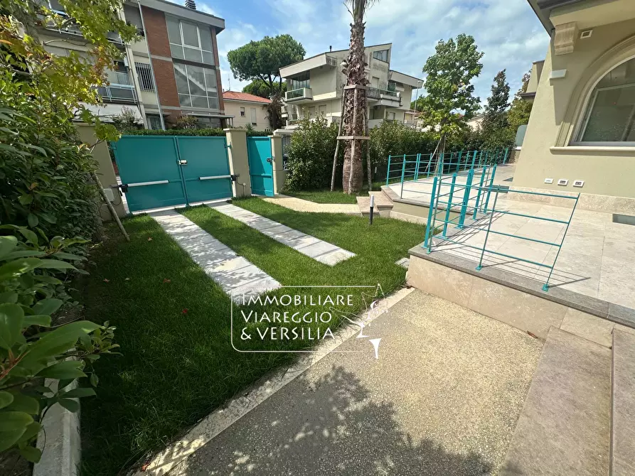 Immagine 7 di Appartamento in vendita  in via Digione a Viareggio