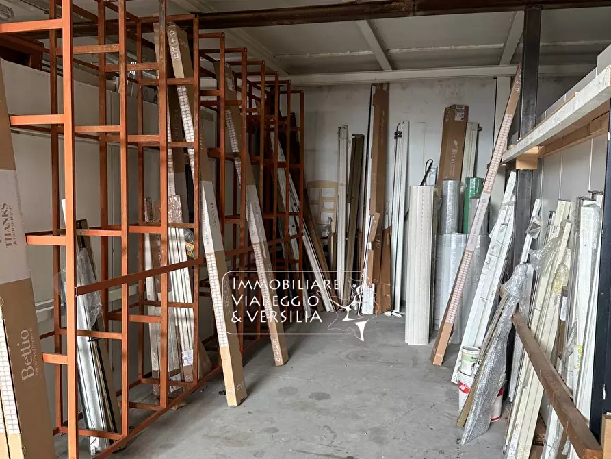 Immagine 11 di Magazzino in vendita  in vi delle Bocchette a Camaiore