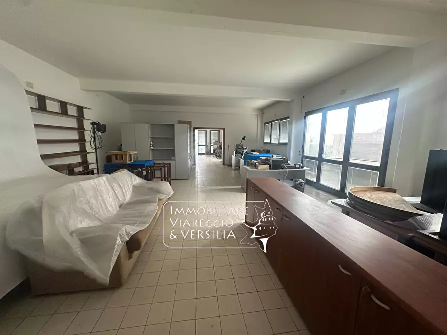 Immagine 2 di Magazzino in vendita  in via Mincio a Camaiore