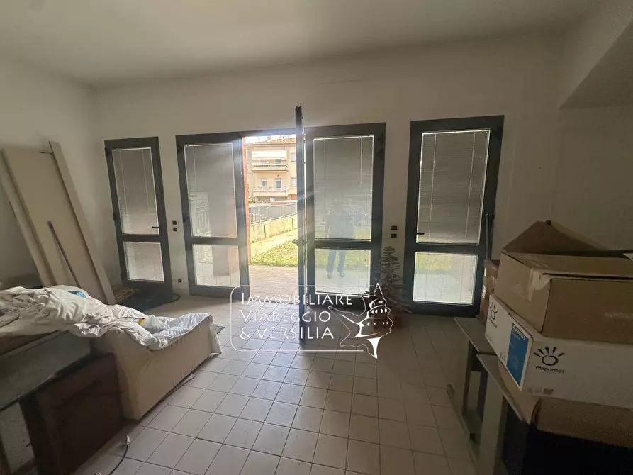 Immagine 3 di Magazzino in vendita  in via Mincio a Camaiore