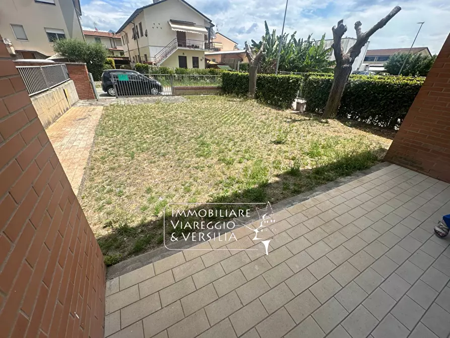 Immagine 1 di Magazzino in vendita  in via Mincio a Camaiore