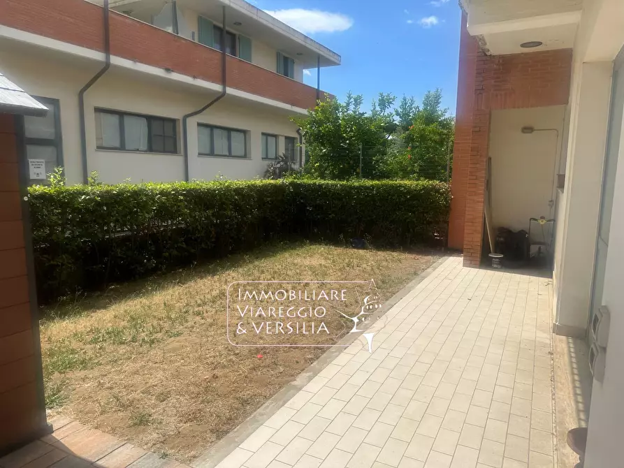 Immagine 4 di Magazzino in vendita  in via Mincio a Camaiore