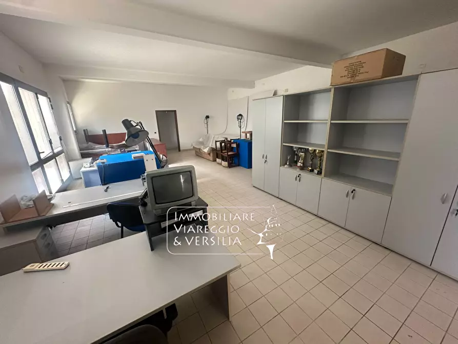 Immagine 5 di Magazzino in vendita  in via Mincio a Camaiore