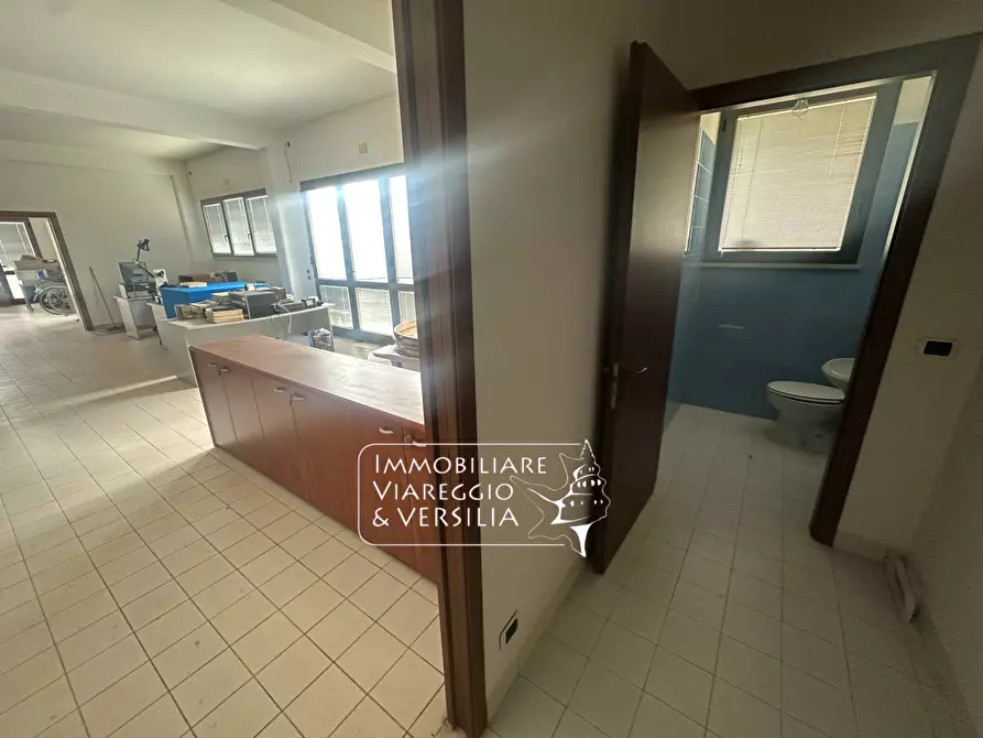 Immagine 7 di Magazzino in vendita  in via Mincio a Camaiore