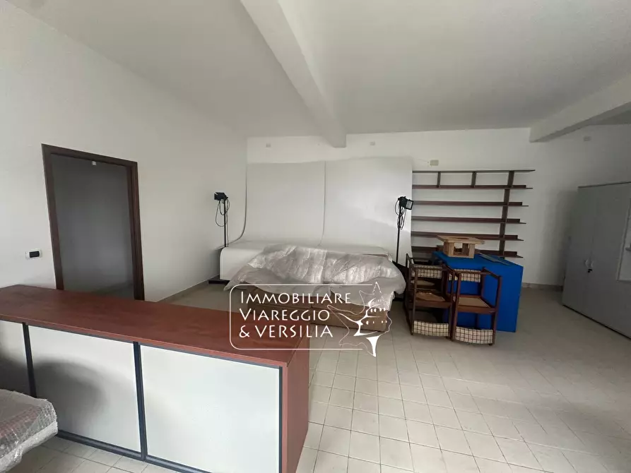 Immagine 8 di Magazzino in vendita  in via Mincio a Camaiore