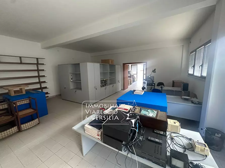 Immagine 9 di Magazzino in vendita  in via Mincio a Camaiore