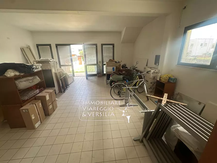 Immagine 10 di Magazzino in vendita  in via Mincio a Camaiore