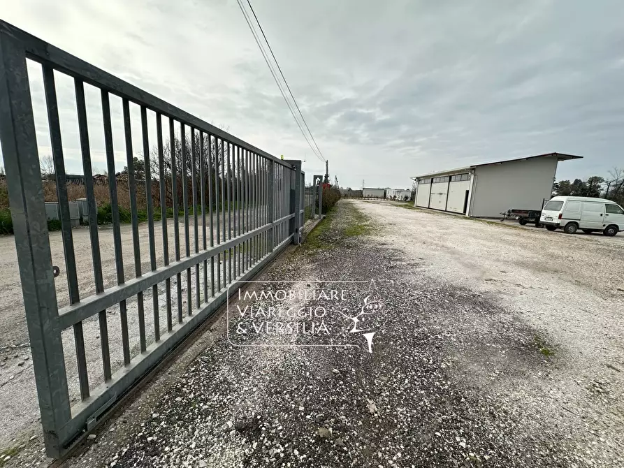 Immagine 1 di Magazzino in vendita  in via del Guado a Massarosa