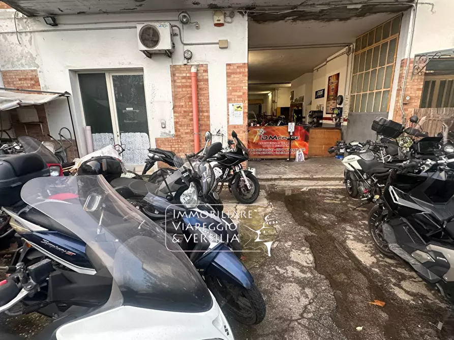 Immagine 9 di Magazzino in vendita  in via fratelli Cervi 20 a Viareggio
