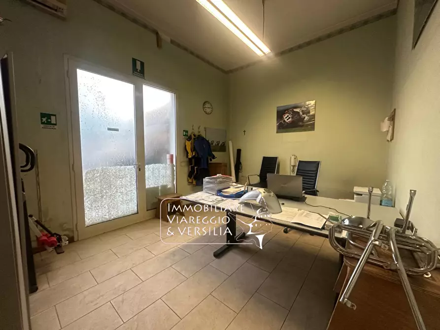 Immagine 3 di Magazzino in vendita  in via fratelli Cervi 20 a Viareggio