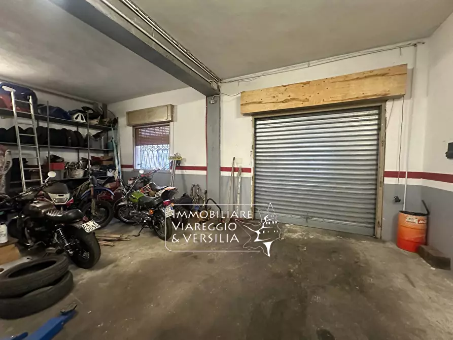 Immagine 6 di Magazzino in vendita  in via fratelli Cervi 20 a Viareggio