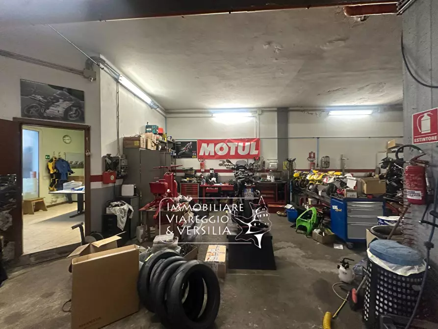 Immagine 8 di Magazzino in vendita  in via fratelli Cervi 20 a Viareggio