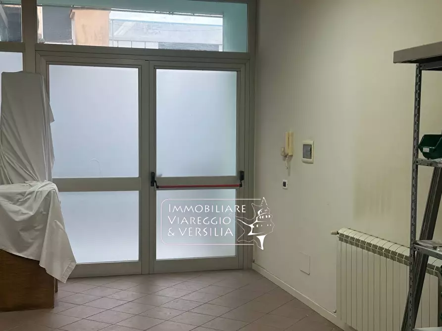 Immagine 6 di Magazzino in vendita  in via Virgilio 100 a Viareggio