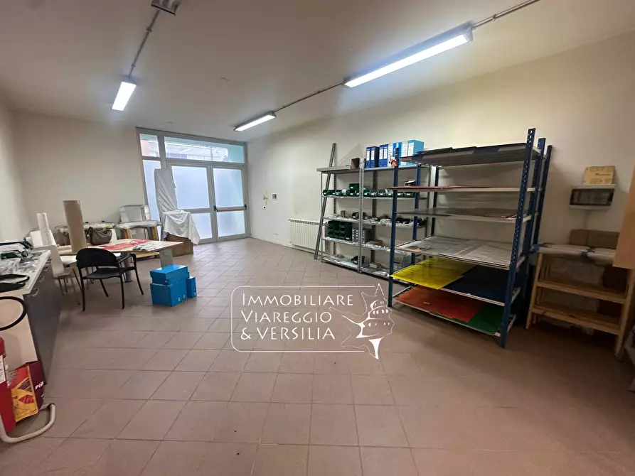 Immagine 5 di Magazzino in vendita  in via Virgilio 100 a Viareggio