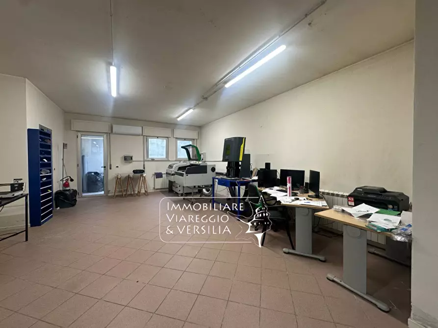 Immagine 4 di Magazzino in vendita  in via Virgilio 100 a Viareggio
